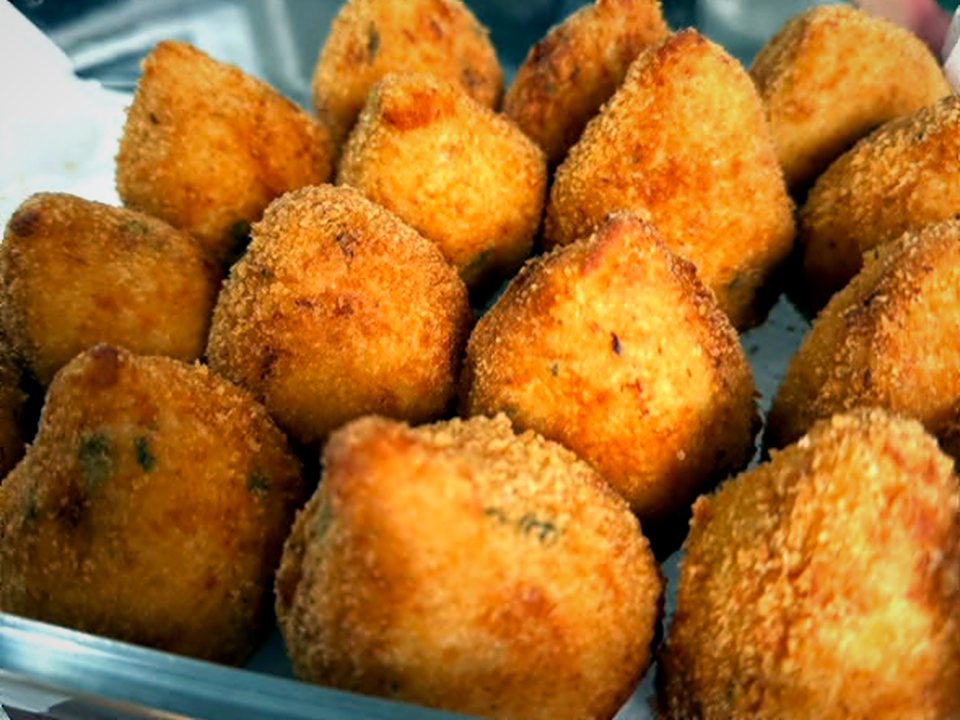 Coxinhas douradas para compartilhar