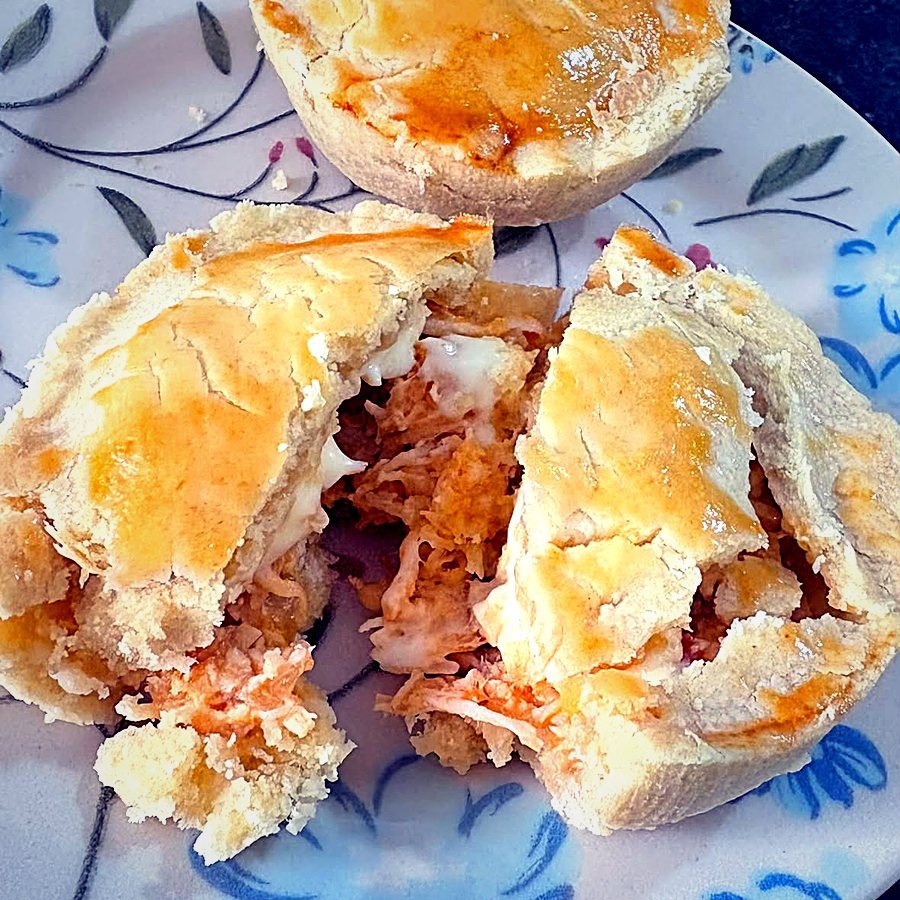 Empadinha recheada de frango com requeijão